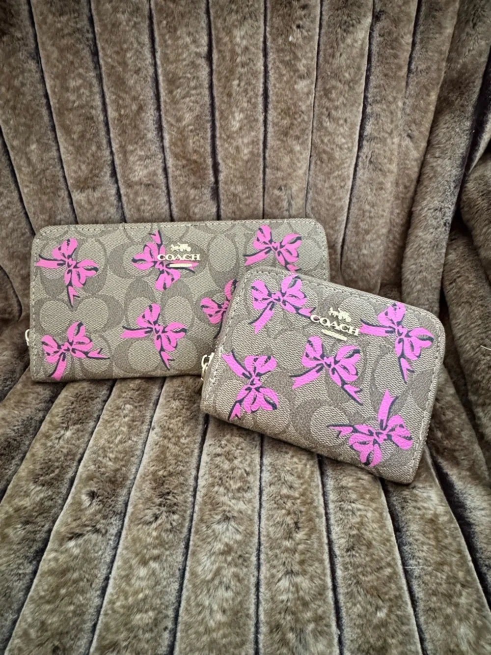NWT COACH Pink Bow Signature Zip-Around Wallet - Picture 4 of 4